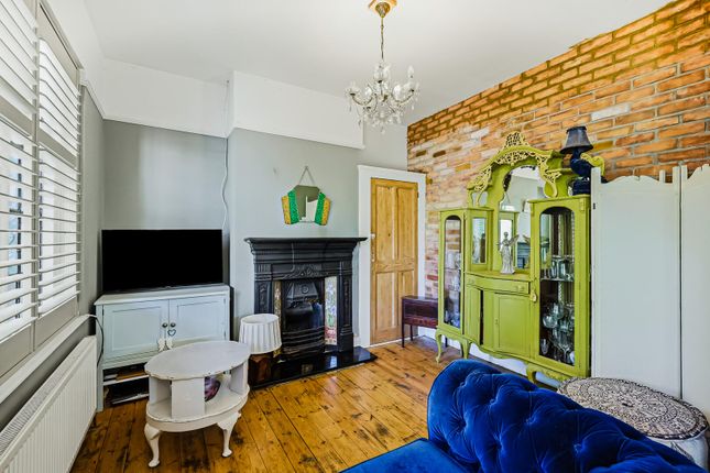 2 bed property, in Leigh Hall Road, £400,000