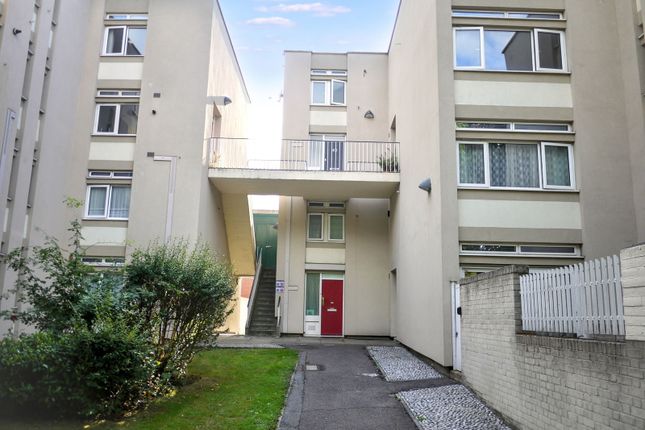 4 bed property, in Cedars Road, £575,000