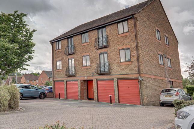 2 bed property, in Pheasant Close, £135,000