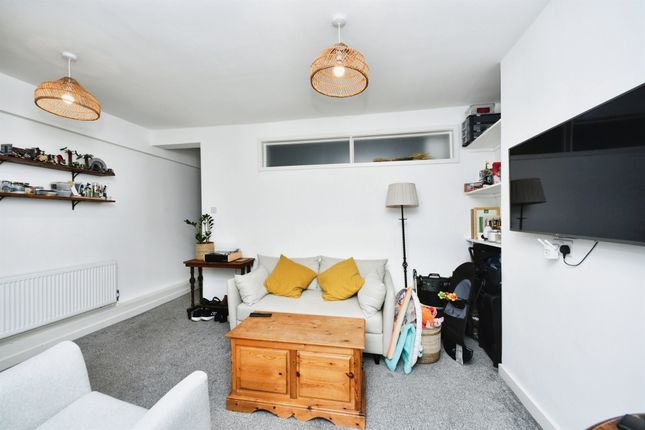 1 bed property, in Newmarket Road, £215,000