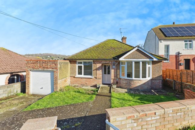 2 bed property, in Meadway, £300,000