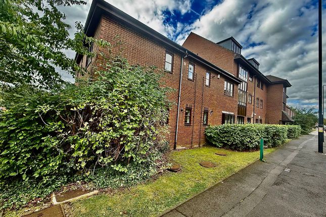 2 bed property, in Wallace Street, £72,500