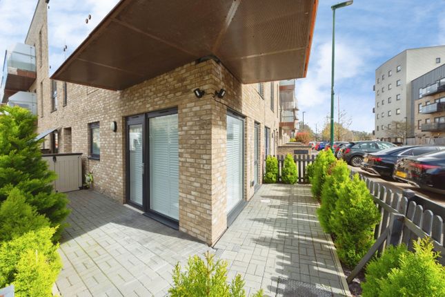 1 bed property, in Ferndale Crescent, £270,000