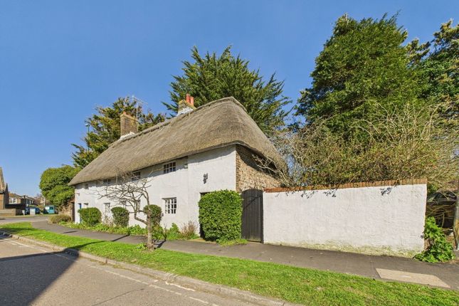 4 bed property, in Connaught Avenue, £550,000