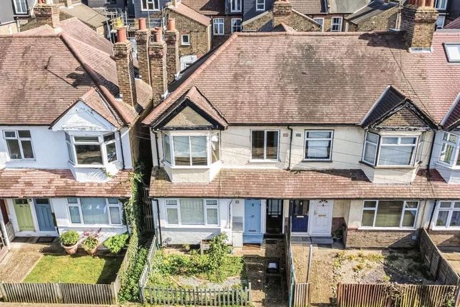 2 bed property, in Dinton Road, £375,000