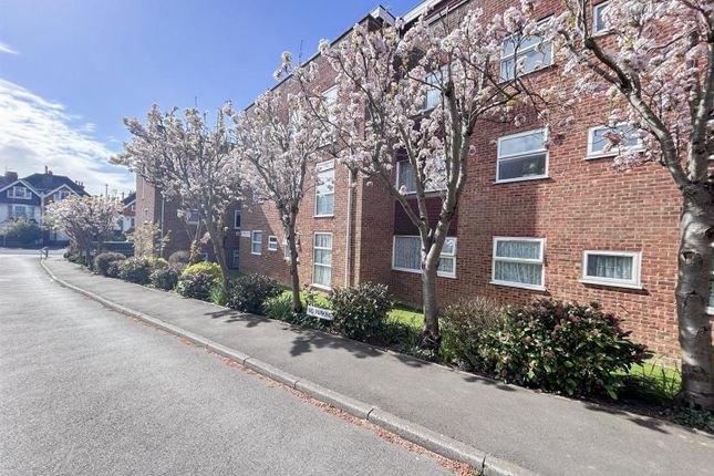 2 bed property, in Buckhurst Road, £190,000