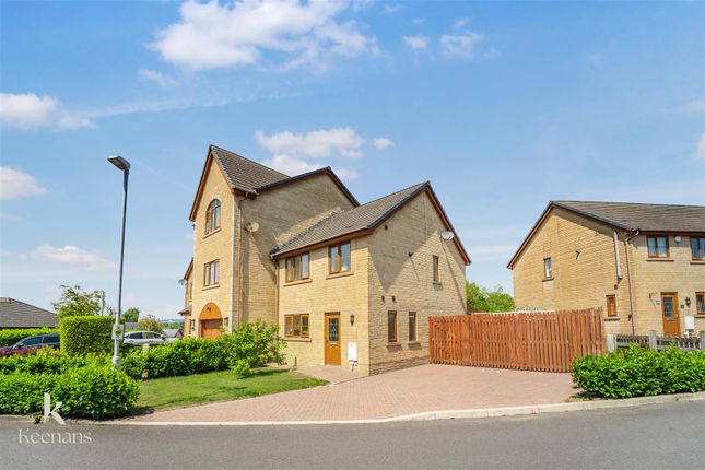 3 bed property, in Groveside Park, £230,000