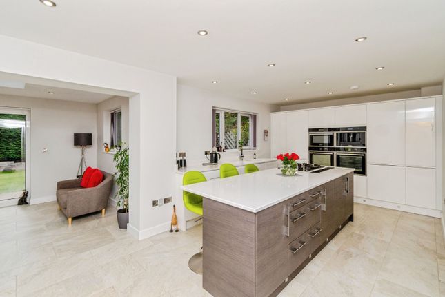 5 bed property, in Heathfield Croft, £725,000