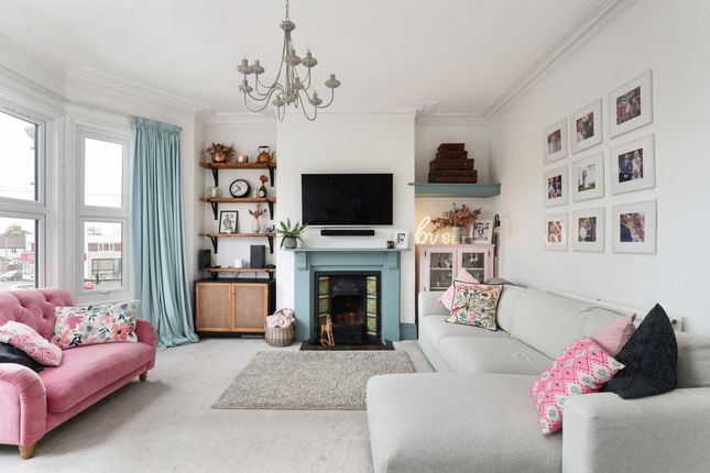 3 bed property, in North View, £450,000