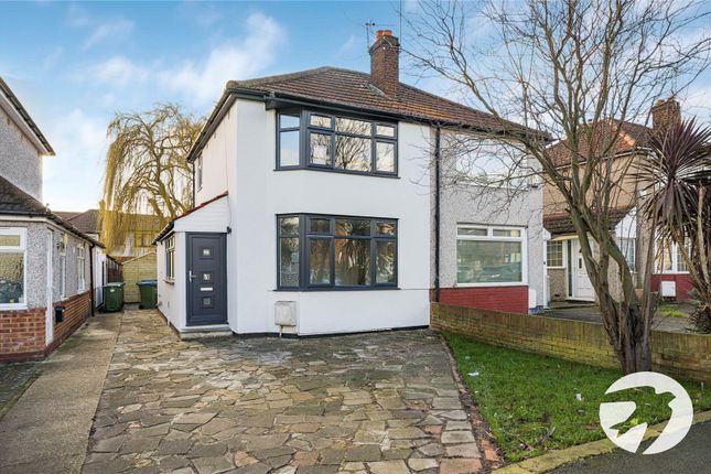 2 bed property, in Hook Lane, £425,000