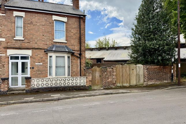 3 bed property, in Camberwell Terrace, £350,000