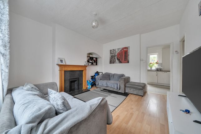 2 bed property, in Shaw Road, £385,000