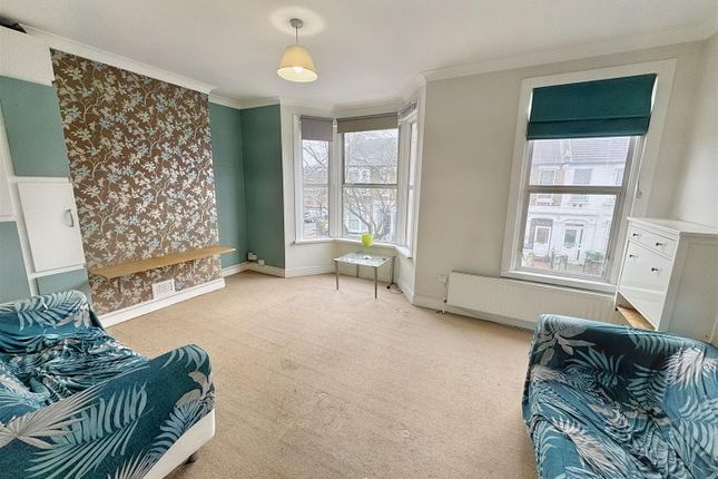 2 bed property, in Warren Road, £440,000