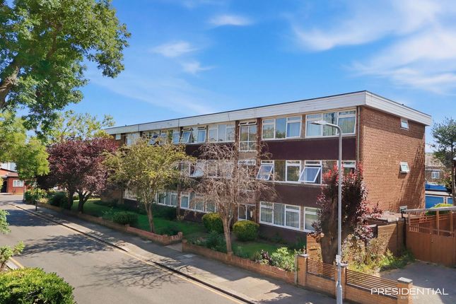 2 bed property, in Mistley Thorn, £325,000