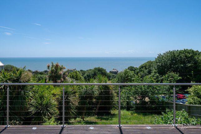 3 bed property, in Grove Road, £370,000