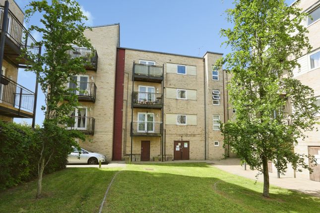 2 bed property, in Hut Farm Place, £220,000