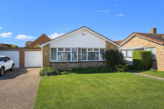 2 bed property, in Fairacres Close, £350,000