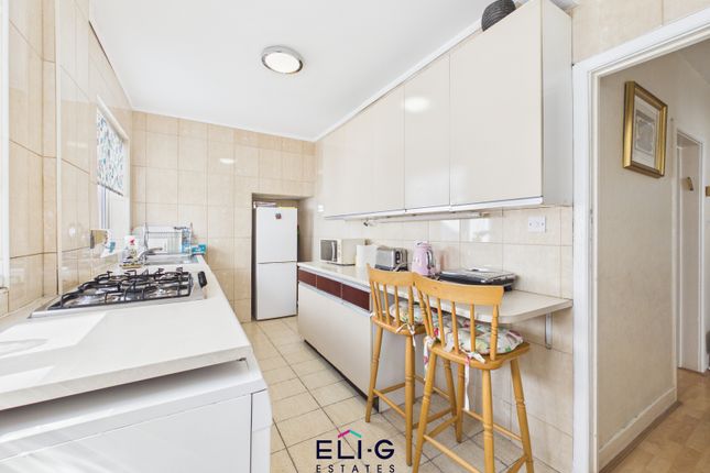 3 bed property, in Holders Hill Avenue NW4, £675,000