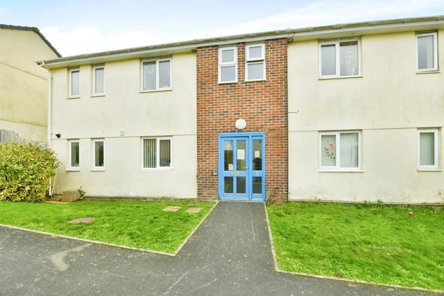 2 bed property, in Beaufort Close, £100,000