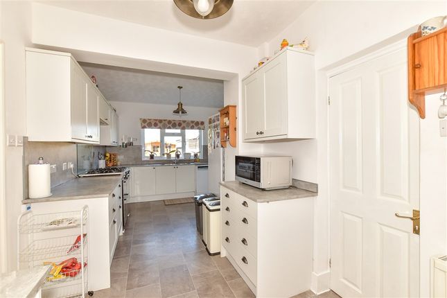 5 bed property, in Sweechgate, £550,000