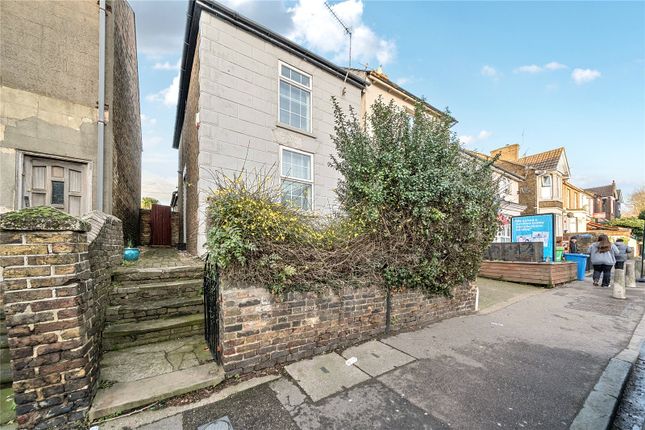 2 bed property, in Canterbury Road, £240,000