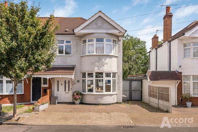 3 bed property, in Parkside Avenue, £500,000