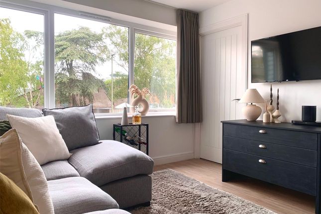 1 bed property, in Woking, £190,000
