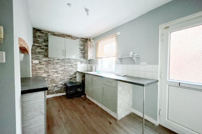 2 bed property, in Clipstone Road West, £140,000