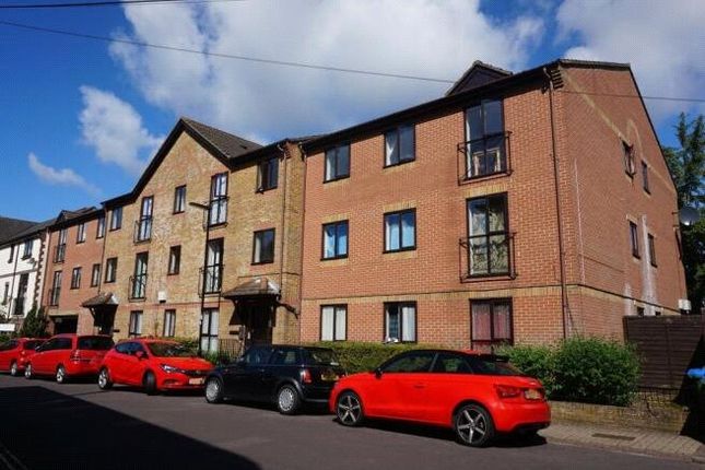 2 bed property, in Court Road, £180,000