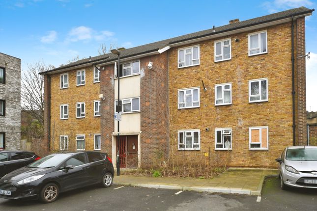 2 bed property, in Romney Close, £350,000