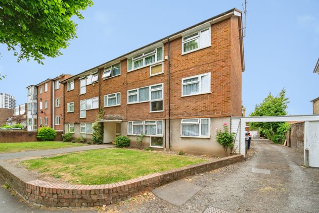 2 bed property, in Avenue Road, £180,000