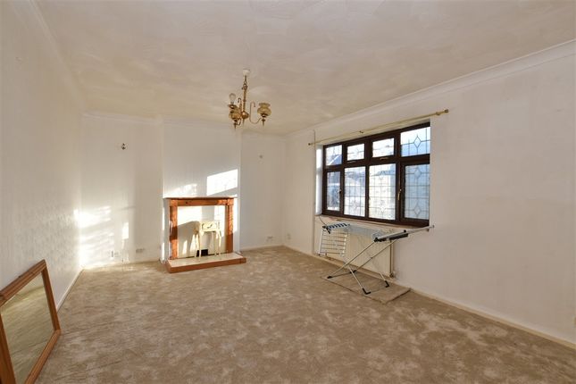 3 bed property, in Thatches Grove, £390,000