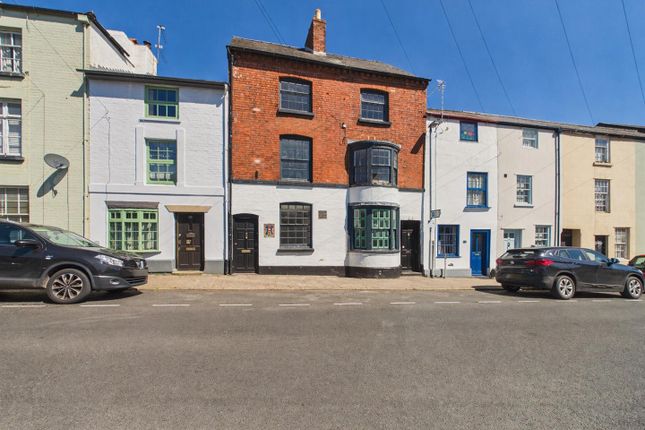 4 bed property, in New Street, £350,000