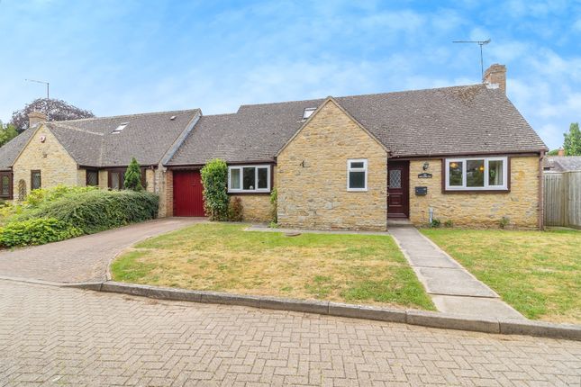 3 bed property, in Orchard Way, £370,000