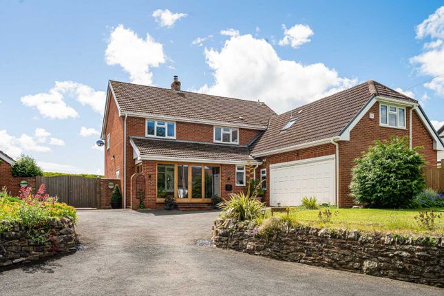 4 bed property, in Merrileas, £720,000
