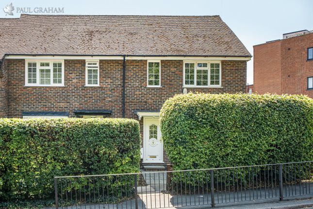 2 bed property, in Pound Street, £475,000