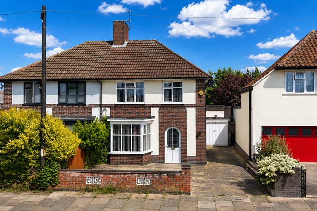 3 bed property, in Dumbleton Avenue, £290,000