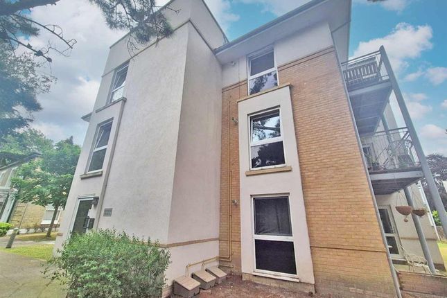 2 bed property, in Archers Road, £130,000