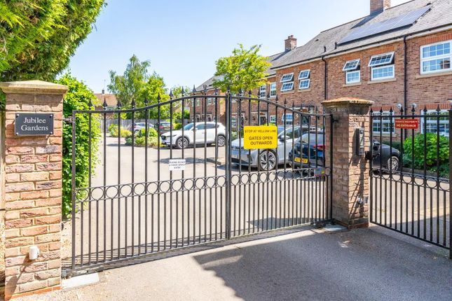 3 bed property, in Jubilee Gardens, £588,000