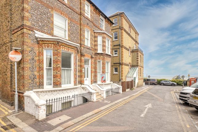 2 bed property, in Chandos Square, £300,000