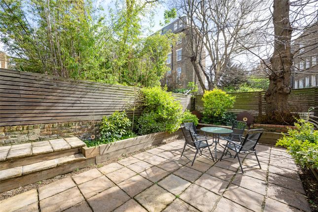 2 bed property, in Hamilton Court, £750,000