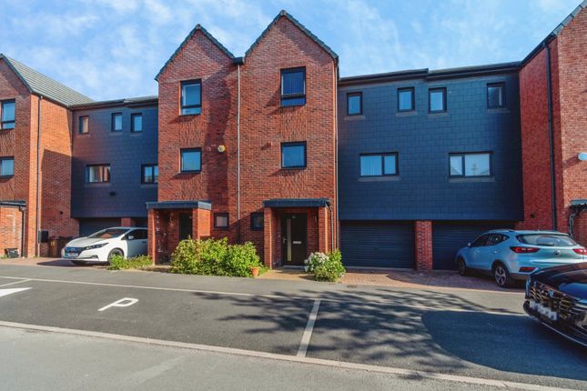 4 bed property, in Lancaster Drive, £300,000
