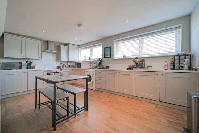 1 bed property, in Bank Street, £135,000