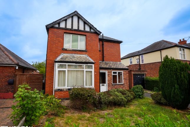 3 bed property, in Holly Road, £200,000