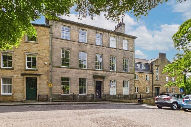 2 bed property, in Castle Park, £400,000