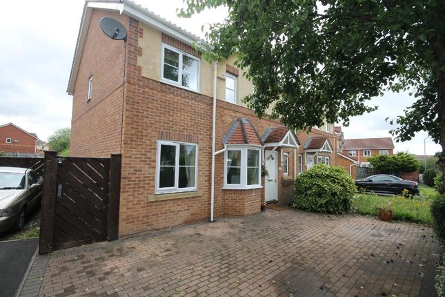 3 bed property, in Honey Way, £105,000