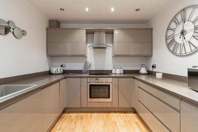 2 bed property, in Upper College Street, £134,000