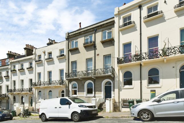 1 bed property, in Roundhill Crescent, £280,000
