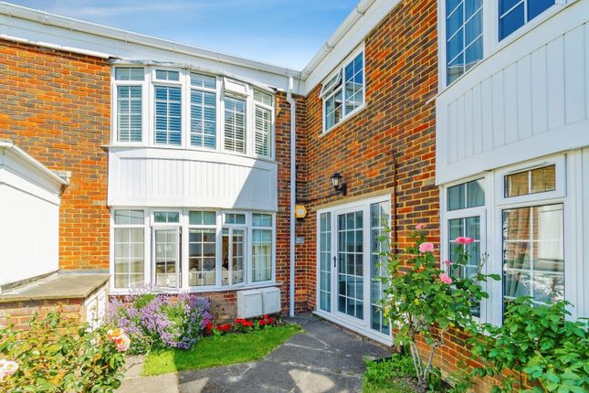 2 bed property, in Hayes Lane, £350,000