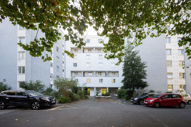 1 bed property, in Princes Court, £65,000